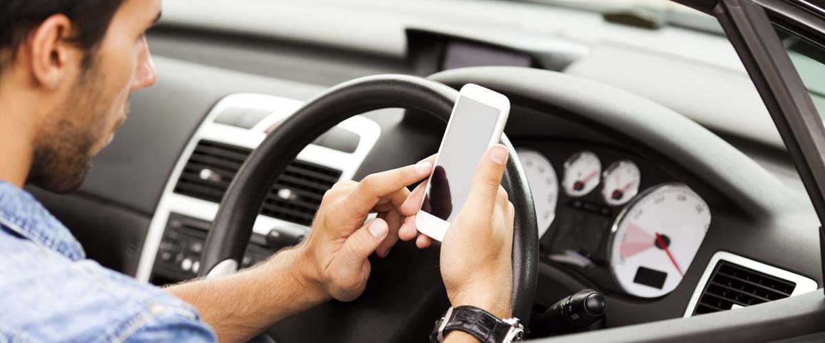 Οδηγείτε στους κυπριακούς δρόμους κρατώντας κινητό; Από εβδομάδα πέφτουν πρόστιμα